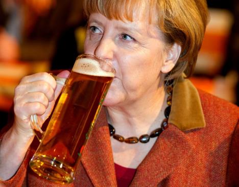 angela-merkel-pije-pivo.jpg