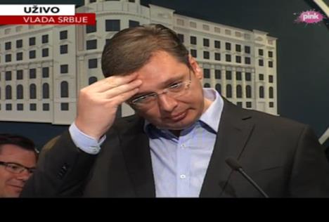 aleksandar-vucic-pije-vodu.jpg