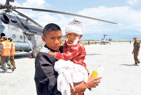 nepal-zemljotres-turisti-selfi-mrtvi-fotografije.jpg