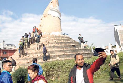 nepal-zemljotres-turisti-selfi-mrtvi-fotografije.jpg