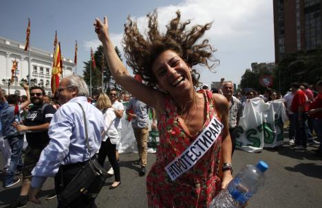 makedonija-skoplje-protest-za-ostavku-vlade-17.05.2015.jpg