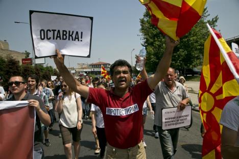 makedonija-skoplje-protest-za-ostavku-vlade-17.05.2015.jpg