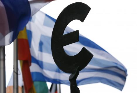 grcka-zastava-i-euro-20.05.2015.jpg