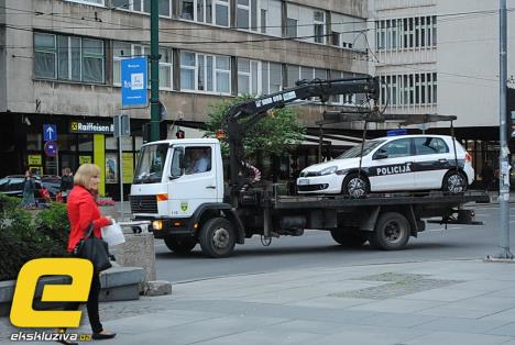 pauk-nosi-policijski-automobil-sarajevo.jpg