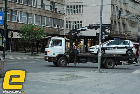 pauk-nosi-policijski-automobil-sarajevo.jpg