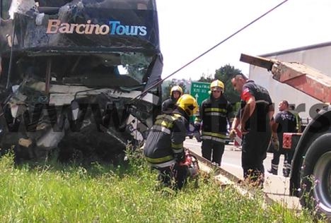 izvlacenje-autobusa-nesreca-bubanj-potok-beograd.jpg