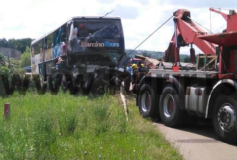 izvlacenje-autobusa-nesreca-bubanj-potok-beograd.jpg