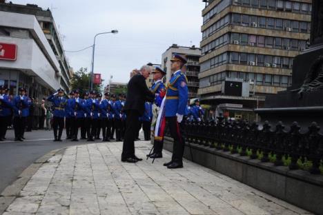 bratislav-gasic-tomislav-nikolicpolaganje-venca-spomenik.jpg