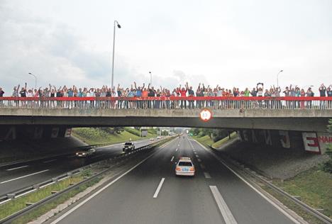 kosarkasice-srbije-slavlje-autobus-prvaci-evrope.jpg