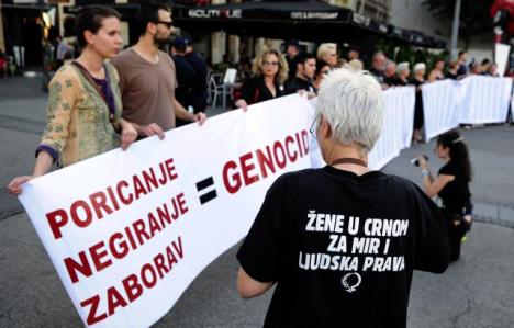 zene-u-crnom-srebrenica-beograd-trg-republike.jpg