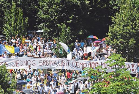 aleksandar-vucic-potocari-srebrenica-napad.jpg