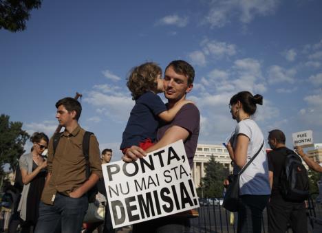 rumunija-demonstracije-protiv-viktora-ponte-05.06.2015.jpg