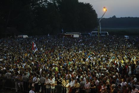 sremska-raca-polaganje-venca-zbog-oluje.jpg