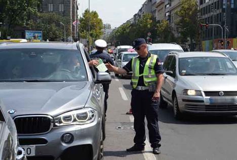 policija-luksuzna-vozila-provera-kontrola-policajac.jpg