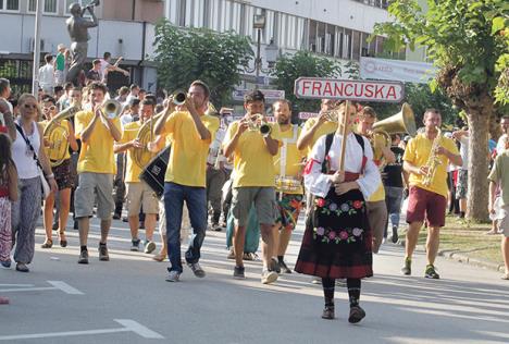 guca-festival-trbusni-ples-igracice-truba-folk.jpg