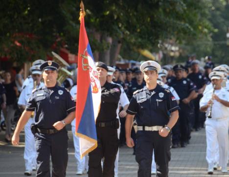 nebojsa-stefanovic-vrnjacka-banja-defile-policije.jpg