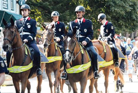 konjicka-policija-konjica-defile-policije-konj-policija.jpg