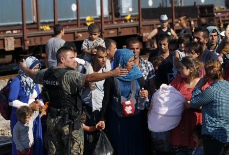 migranti-djevdjelija-zeleznicka-stanica-policija-19.08.2015.jpg