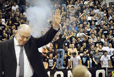 dusko-vujosevic-partizan-grobari-navijaci-podrska.jpg