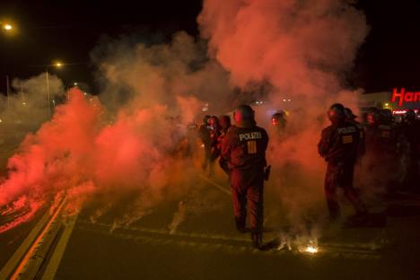 nemacka-hajdenau-protest-zbog-migranata-22.08.2015.jpg