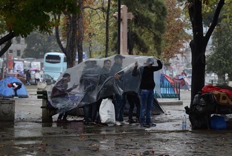 migranti-kisa-autobuska-stanica-beograd.jpg