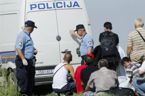 tovarnik-migranti-hrvatska-policija.jpg