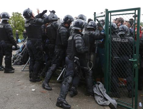 slovenacka-policija-potiskuje-migrante.jpg