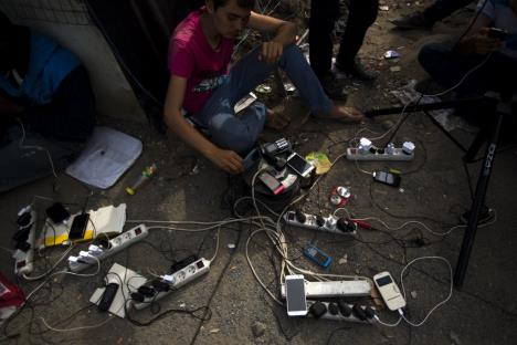migranti-telefoni-mobilni.jpg