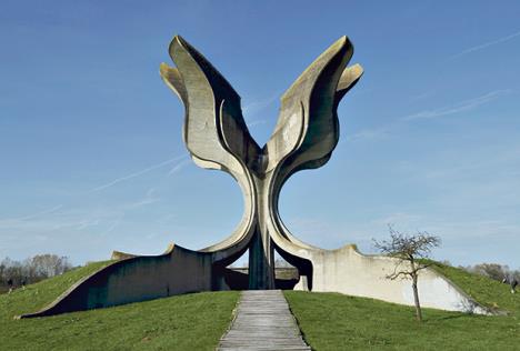 Spomenik na mestu nekadašnjeg logora Jasenovac gde je pobijeno više stotina hiljada Srba