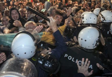 napad-policije-na-demonstrante-u-cg.jpg