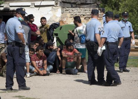 hrvatska-policija-sprecava-migrante.jpg