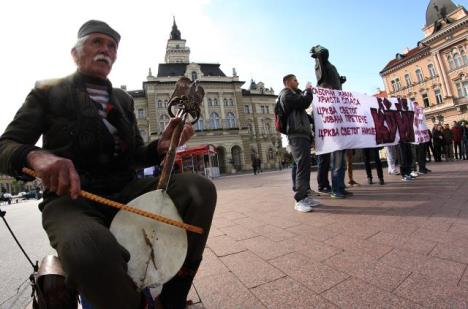 protest-novi-sad-unesko-kosovo-studenti-gusle.jpg