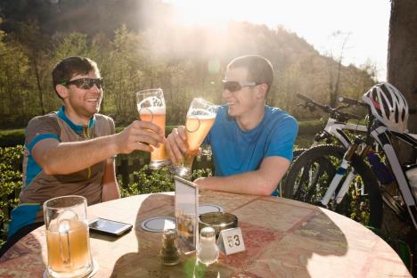 pivo-drugari-drustvo-alkohol.jpg