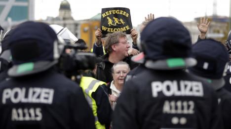 nemacka-berlin-protest-izbeglice-migranti-sukob.jpg