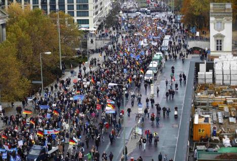 nemacka-berlin-protest-izbeglice-migranti-sukob.jpg