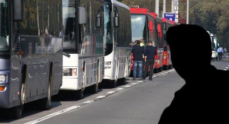 vozaci-koji-prevoze-izbeglice-premoreni.-.-.-.jpg