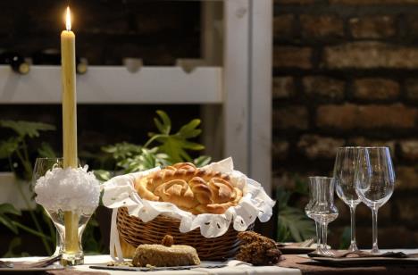 Slavska sveća, pogača, vino i žito na slavskom stolu