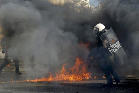 grcka-atina-protest-policija-suzavac-mere-stednje.jpg