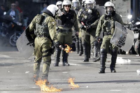 grcka-atina-protest-policija-suzavac-mere-stednje.jpg