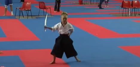 devojcica-katana-karate.jpg