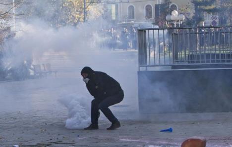 pristina-sukob-tuca-demonstranti-opozicija.jpg