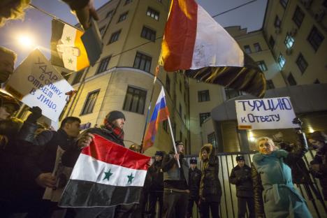 rusija-moskva-amabasada-turska-protest.jpg