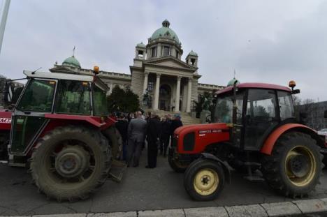 poljoprivrednici-traktor-protest-skupstina.jpg