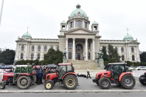 poljoprivrednici-traktor-protest-skupstina.jpg