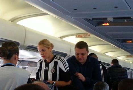 partizan-fudbaleri-avion.jpg