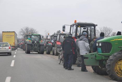 traktor-poljoprivrednici-centa-protest.jpg