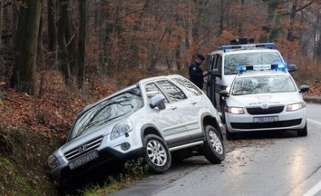 pomahnitali-vozac-zavrsio-u-kanalu.-.-.-.jpg