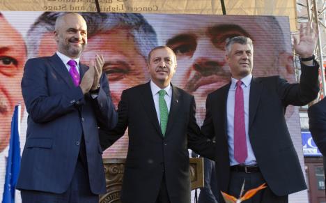 edi-rama-erdogan-taci-ap-23-10-2013-ap.jpg