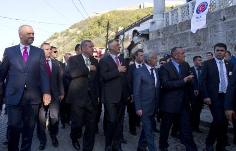 edi-rama-erdogan-taci-ap-23-10-2013-ap.jpg
