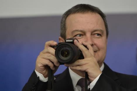 ivica-dacic-fotoaparat.jpg